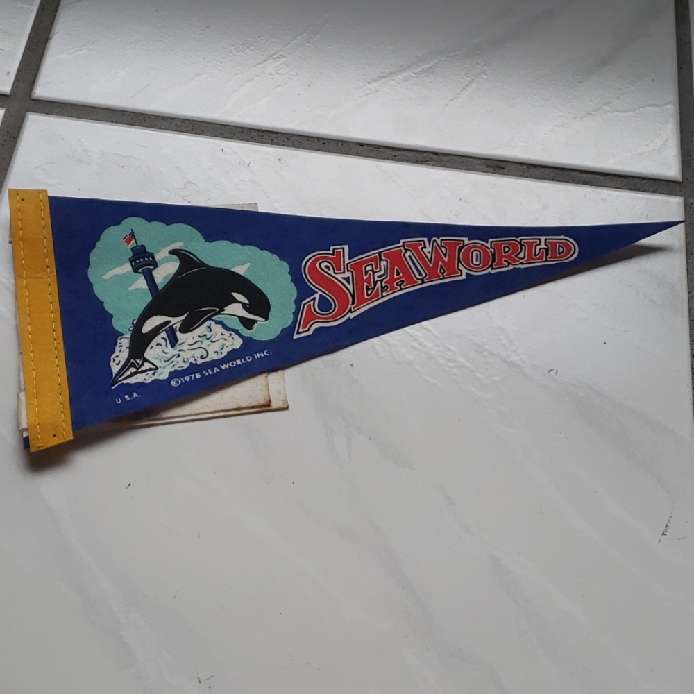 Vintage rare 1978 Sea World souvenir felt flag